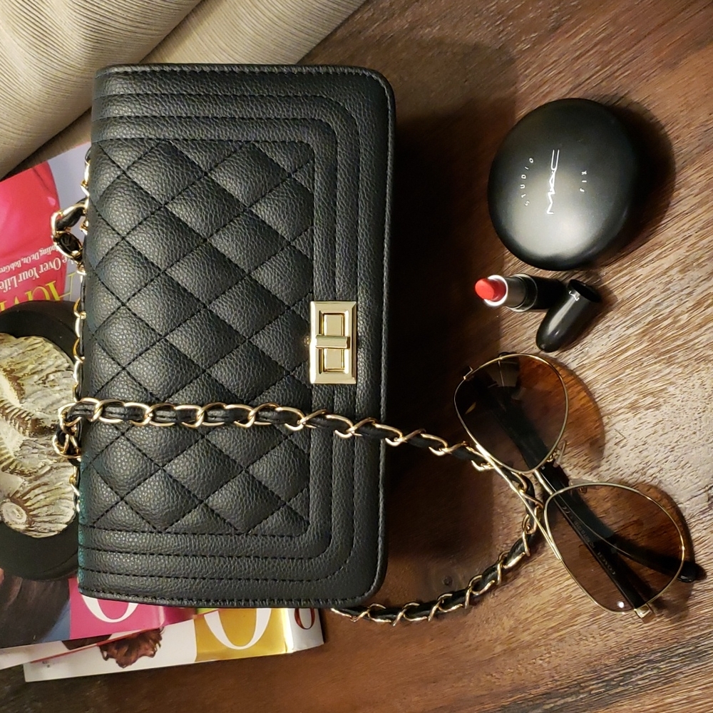 Quilted Messenger Flap Bag Medium - Picture 4 of 11